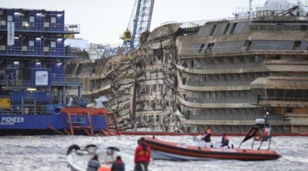 Concordia, estratto il corpo di uno dei due dispersi dal relitto