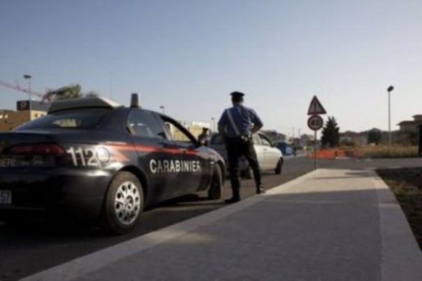 Donna ubriaca sperona auto dei carabinieri, fermata dopo inseguimento