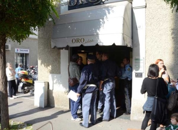 Far west in via Oberdan a Grosseto, banditi assalto gioielleria