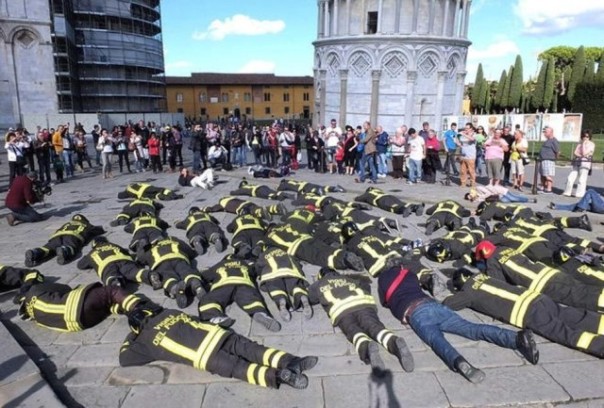 Flash mob dei Vigili del Fuoco a Pisa