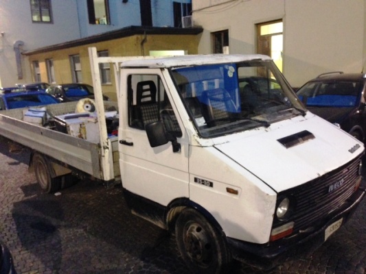 Il furgone utilizzato per la fuga dai rapinatori