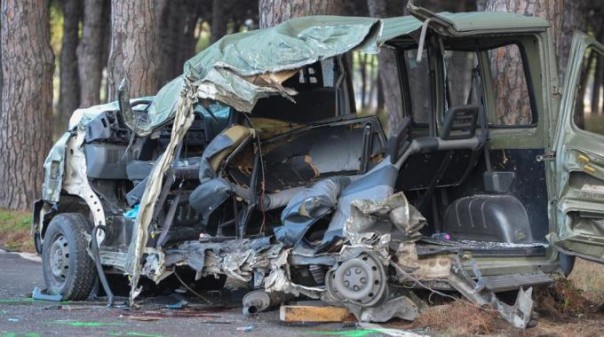 Il furgone militare distrutto nell'impatto con il tir a Pisa, morti i due parà