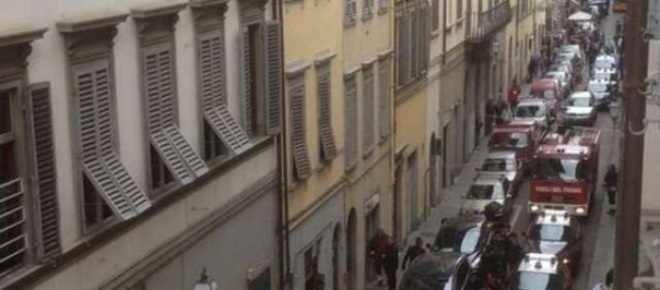 Il numero civico di via degli Alfani dove l'albanese si è sparato