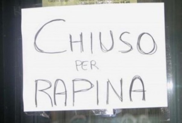 Il rapinatore si è dato alla fuga a bordo di uno scooter guidato da un complice