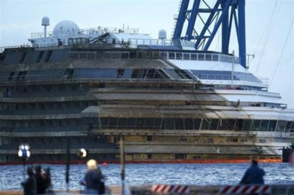 La Concordia in posizione verticale al Giglio