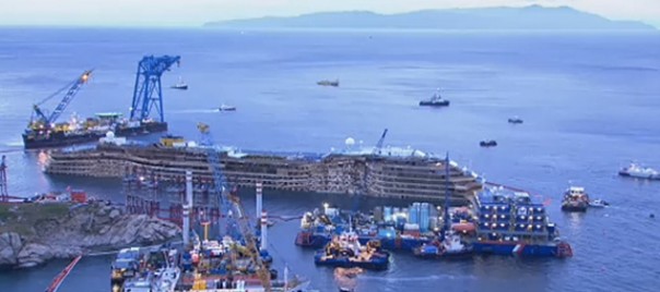 La Costa Concordia raddrizzata al Giglio