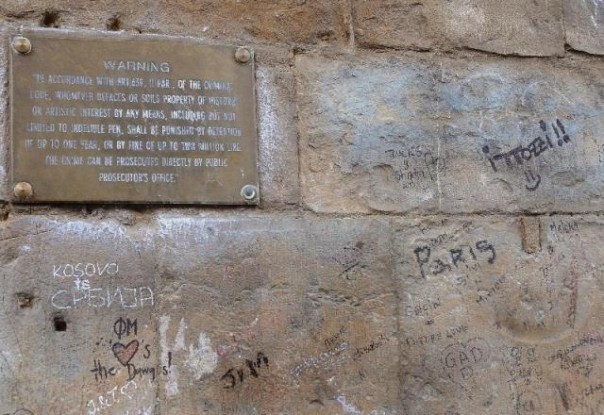Le scritte su Ponte Vecchio e l'avvertimento per chi viene colto sul fatto