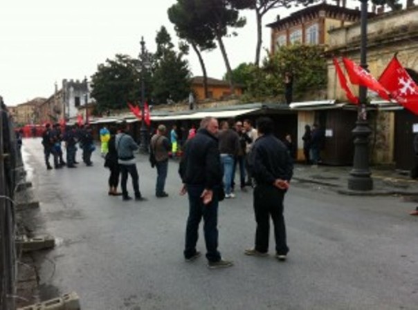 Lo sgombero delle bancarelle di Pisa