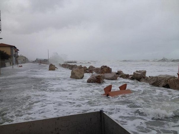 Mareggiata sulla costa pisana