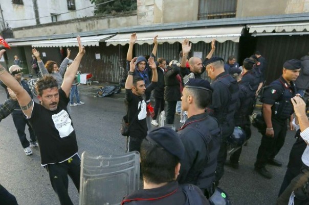 Momenti di tensione durante lo sgombero delle bancarelle a Pisa
