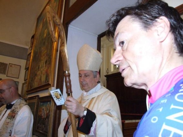 Parroco e sindaco in bici per i bambini malati