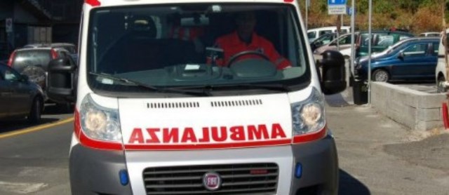 Principio d'incendio su un'ambulanza, ritardi nel trasferimento di una neonata cardiopatica