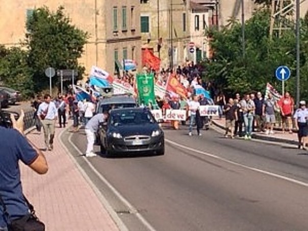 Un'altra immagine del corteo di Piombino a difesa della Lucchini