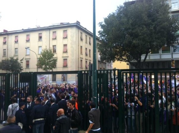 La marea di tifosi viola fuori dal Franchi