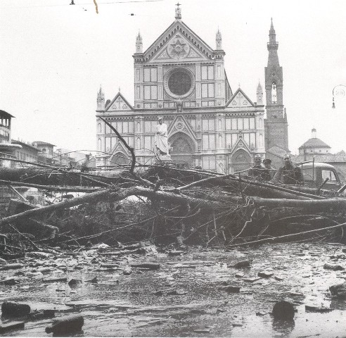 Alluvione_di_Firenze_piazza Santa Croce (PD, 1966, Italia)