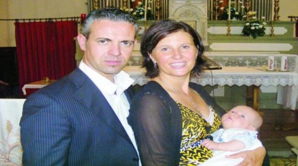 I genitori Caterina Innocenti e Riccardo Pierinelli con il piccolo Mattia
