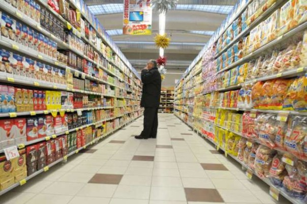 Crisi, gli italiani mangiano meno e cucinano in casa