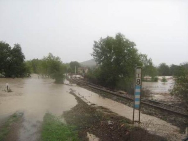 Danni pesanti subiti dalla linea ferroviaria Siena-Grosseto con l'alluvione di ottobre