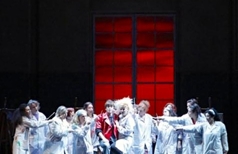 Le scene di Elisir d'amore sono ambientate in una scuola