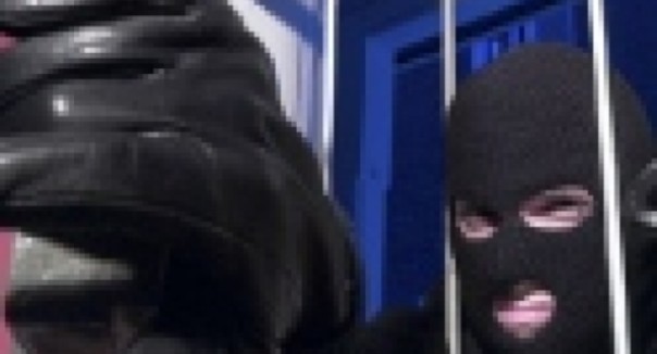 Ferito dopo un furto in appartamento