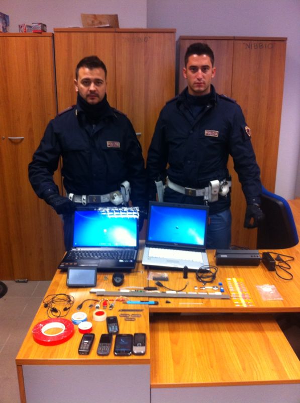 Gli agenti con l'apparecchiatura sequestrata