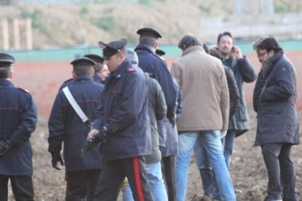 I carabinieri sul campo di Iolo dove è stato trovato il corpo