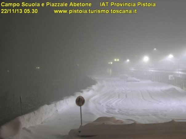 Il piazzale dell'Abetone sommerso dalla neve all'alba di stamani