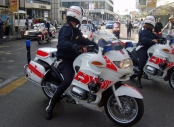 La Polizia municipale sequestra furgone con scarti tessili