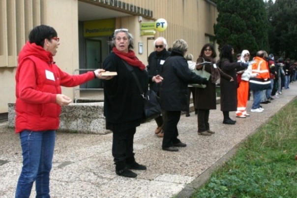 La catena umana per il trasloco della biblioteca