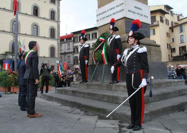 La cerimonia dell'alzabandiera in piazza dell'Unità Italiana a Firenze