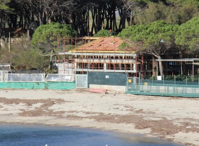 La palazzina in costruzione sulla spiaggia all'Elba