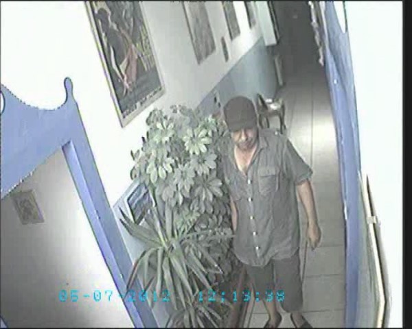 La polizia ha diffuso le immagini delle telecamere per incastrarlo