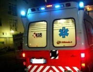 L'ambulanza ha portato la donna in ospedale per l'espulsione della placenta