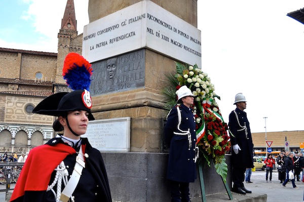 La cerimonia in piazza dell'Unità d'Italia a Firenze 