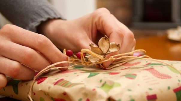 Natale con pochi regali e feste in tono minore