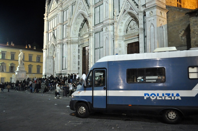 Controllo notturno in piazza Santa Croce a Firenze