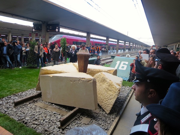 La scultura in memoria della Shoah alla stazione di Firenze 