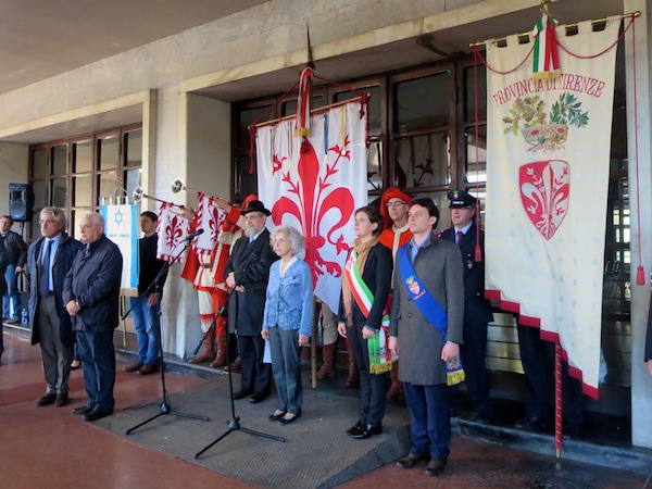 Erano presenti i Gonfaloni del comune e della provincia di Firenze