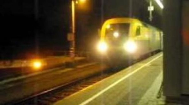 Treno si ferma, passeggeri a piedi lungo i binari