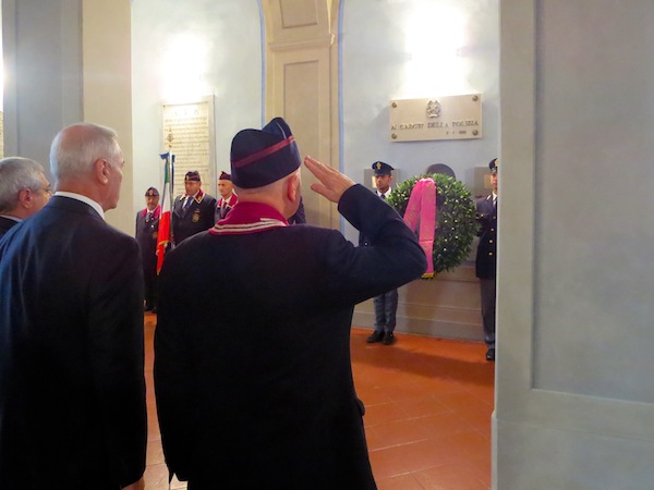 La deposizione di una  corona ai Caduti  della P.S.