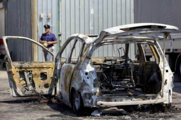 Auto a fuoco, indaga la polizia