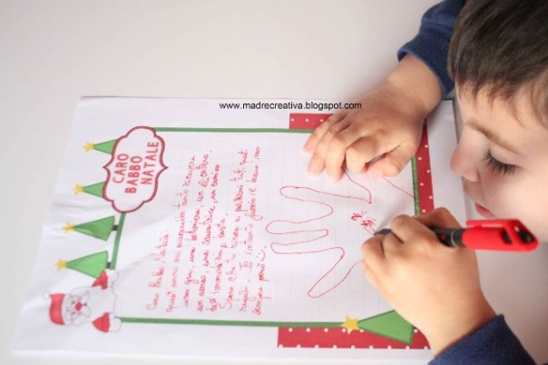 Bambini alle prese con la letterina a Babbo Natale