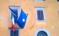 Bandiere esposte in modo non decoroso