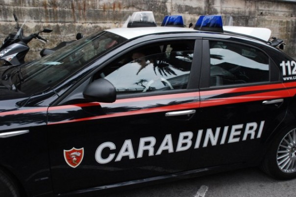 I carabinieri hanno denunciato la donna per abbandono di minore