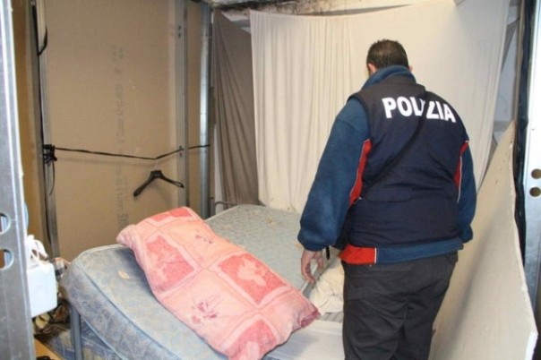 I dormitori ricavati con soppalchi nella parte superiore dei prefabbricati, i loculi