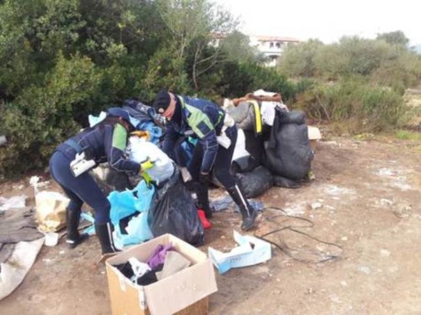 I vestiti pro-alluvionati abbandonati in strada