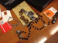 Anche un rosario tra la refurtiva