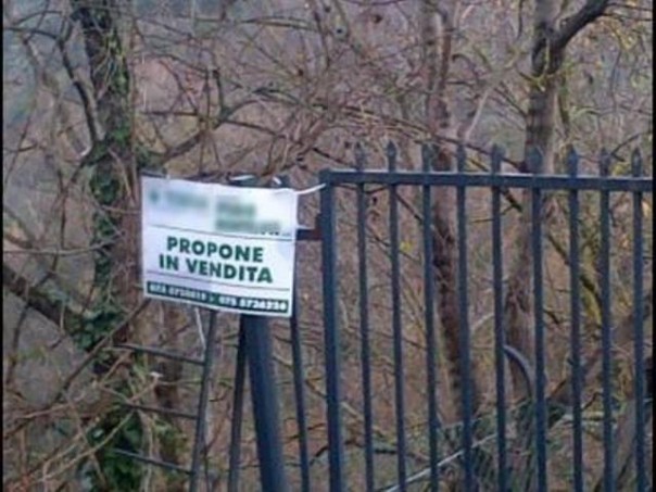 Il cartello che mette in vendita l'abitazione di via della Pergola