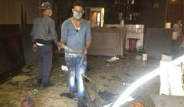 Il titolare del Sabor latino tra le macerie del locale