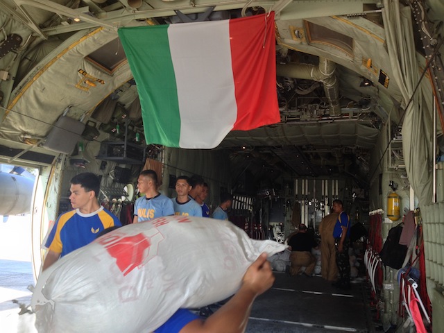 Si scaricano sacchi di riso